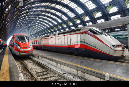 Mailand, Italien - 13. FEBRUAR 2016: Trenitalia Weingut Frecciarossa (roter Pfeil) am Mailänder Hauptbahnhof/MAILAND, ITALIEN - 13. Februar 2016 Stockfoto