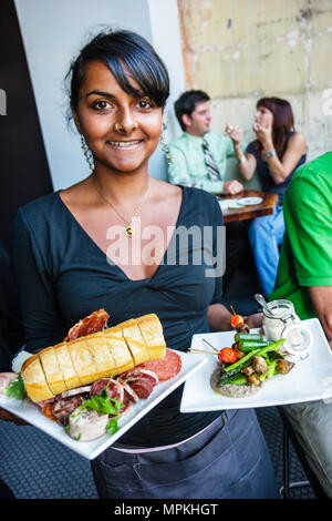 Montreal, Kanada, Provinz Quebec, Avenue du Parc, Bar Pullman, asiatische Kellnerin serviert Speisen, Teller, Teller, Kanada070705173 Stockfoto
