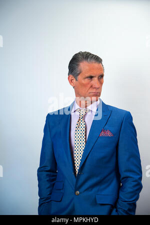 Portrait von nachdenklich Geschäftsmann weg schauen Stockfoto