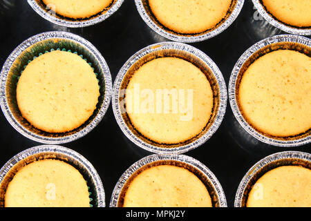 Fertig gebackene Muffins auf einem Holztisch Stockfoto