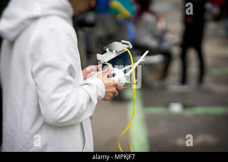 Remote Controller, Headset mit Smartphone in den Händen der Jugendlichen, jungen Mann close-up, Pilotierung flying Drone. Modernes Spielzeug, Freizeit, Innovation. Platz kopieren Stockfoto