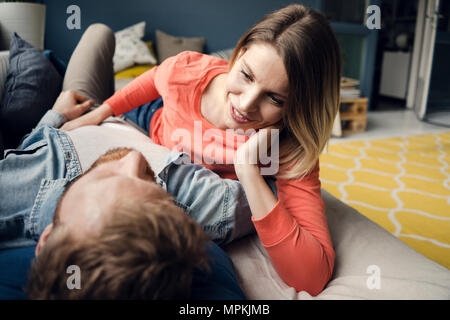 Glückliches Paar zu Hause sprechen und einander zuhören Stockfoto