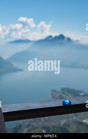 Blick auf den Pilatus, Burgenstock und weggis von Mt Rigi in der Schweiz in der Nähe von Luzern. Blau Pebble im Fokus im Vordergrund Stockfoto