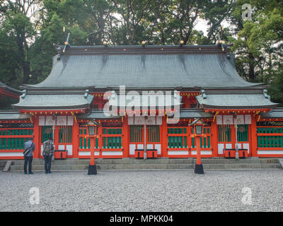 Besucher Gottesdienst mit Gebet an honden, hauptschrein Gebäude, Kumano Hayatama Taisha, Shingu, Präfektur Wakayama, Japan. Stockfoto