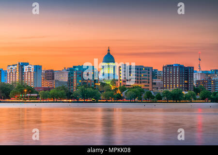 Madison, Wisconsin, USA Downtown Skyline in der Dämmerung auf den See Monona. Stockfoto