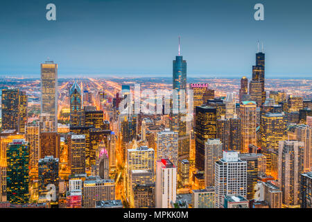 Chicago, Illinois, USA Skyline von oben mit dem Michigan See in der Abenddämmerung. Stockfoto