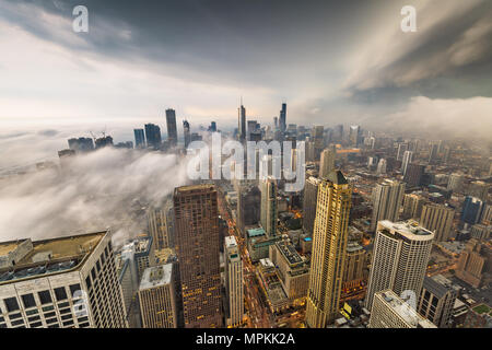 Chicago, Illinois, USA Skyline von oben mit Sturm, Wolken und Nebel. Stockfoto