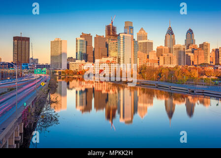 Philadelphia, Pennsylvania, USA Downtown Skyline der Stadt auf dem Schuylkill River in der Dämmerung. Stockfoto