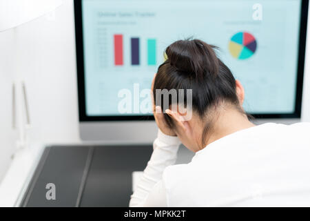 Müde und gestresst. junge Frau Leiden während der Arbeiten an Ihrem Arbeitsplatz im Büro Stockfoto