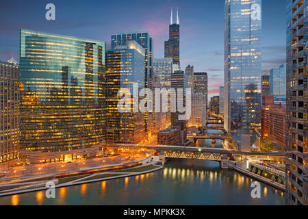 Chicago, Illinois, USA Stadtbild auf dem Fluss in der Dämmerung. Stockfoto