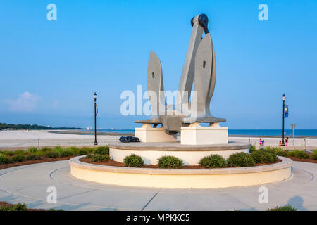 Großer Anker im Zentrum eines Verkehrskreisel im Jones Park am Gulfport Small Craft Harbour in Gulfport, Mississippi, USA Stockfoto