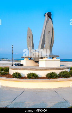 Großer Anker im Zentrum eines Verkehrskreisel im Jones Park am Gulfport Small Craft Harbour in Gulfport, Mississippi, USA Stockfoto