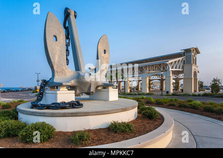 Großer Anker im Zentrum eines Verkehrskreisel im Jones Park am Gulfport Small Craft Harbour in Gulfport, Mississippi, USA Stockfoto