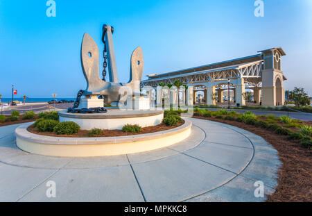 Großer Anker im Zentrum eines Verkehrskreisel im Jones Park am Gulfport Small Craft Harbour in Gulfport, Mississippi, USA Stockfoto