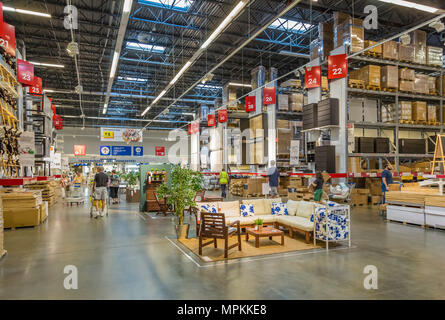 Kunden, die ihre Auswahl im Lagerbereich in einem Ikea-Geschäft in den USA abholen Stockfoto