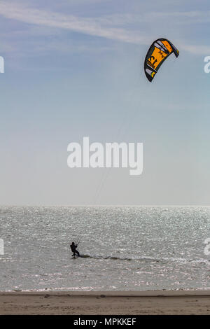 Kitesurfen im Golf von Mexiko an der Mississippi Golfküste am Pass Christian, Mississippi Stockfoto