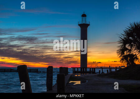 Sonnenuntergang hinter dem Broadwater Leuchtturm entlang der Mississippi Golfküste in Biloxi, Mississippi Stockfoto