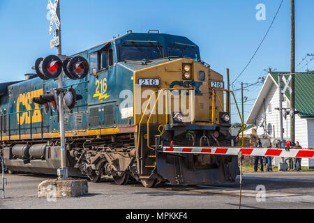 CSX-Zugmaschine #216 beim Überqueren des Highway 49 in der Innenstadt von Gulfport, Mississippi Stockfoto