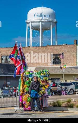 Straßenverkäufer, die konföderierte Flaggen und Mardi Gras-Themen unter dem Wasserturm der Stadt Gulfport in der Innenstadt von Gulfport, Mississippi, verkaufen Stockfoto