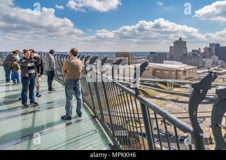 Bass Pro Shops Besucher posieren für Fotos auf der Aussichtsplattform nahe der Spitze des Pyramidengebäudes in Memphis, Tennessee Stockfoto