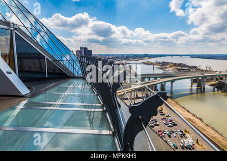 Blick auf den Mississippi River von der Aussichtsplattform des Pyramidengebäudes Bass Pro Shops in der Innenstadt von Memphis, Tennessee Stockfoto