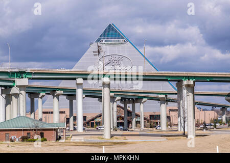 Interstate Brücken vor dem Bass Pro Shops and Ducks unbegrenzte Pyramidengebäude in Memphis, Tennessee Stockfoto