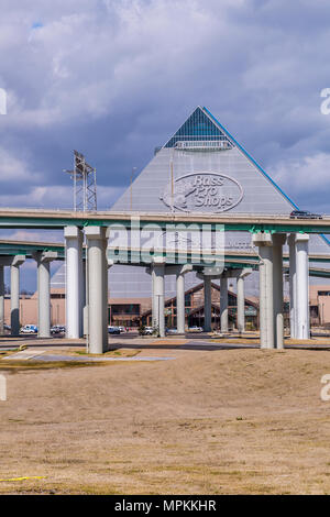 Interstate Brücken vor dem Bass Pro Shops and Ducks unbegrenzte Pyramidengebäude in Memphis, Tennessee Stockfoto