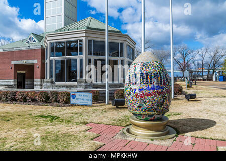 Memphis Egg Mosaik vor der I-40 B.B. King und Elvis Presley Welcome Center in der Innenstadt von Memphis, Tennessee Stockfoto