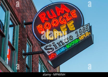 Neonschild über dem Rum Boogie Cafe in der historischen Beale Street, bekannt als Heimat der Blues in Memphis, Tennessee, USA Stockfoto