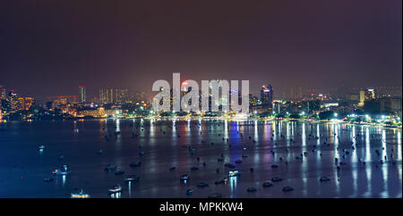 Pattaya City und die vielen Boote andocken In der Nacht, Thailand Stockfoto