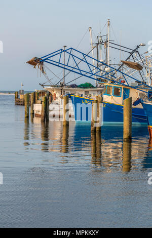 Kommerzielle Garnelenboote am Dock des Small Craft Harbour in Biloxi, Mississippi, USA Stockfoto