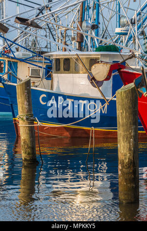 Kommerzielle Garnelenboote am Dock des Small Craft Harbour in Biloxi, Mississippi, USA Stockfoto