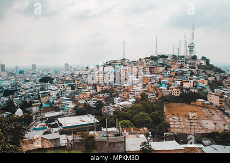 Alt trifft Moderne im Blick von "Las Peñas" über die bunten Häuser von Guayaquil, ein UNESCO-Weltkulturerbe in Ecuadors größte Stadt Stockfoto