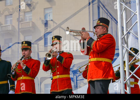 Russland, Moskau, 17. Mai 2017. Musiker am Auto zeigen Stockfoto