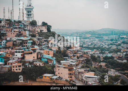 Alt trifft Moderne im Blick von "Las Peñas" über die bunten Häuser von Guayaquil, ein UNESCO-Weltkulturerbe in Ecuadors größte Stadt Stockfoto