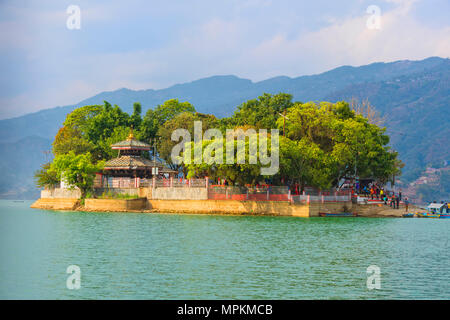 Insel am Phewa See, Pokhara, Nepal Stockfoto