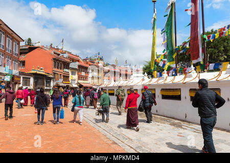 Buddhistische Pilger, die kora oder rituelle Umrundung um die Boudhanath Stupa, der größten asiatischen Stupa, UNESCO-Weltkulturerbe, Kathmandu, Stockfoto