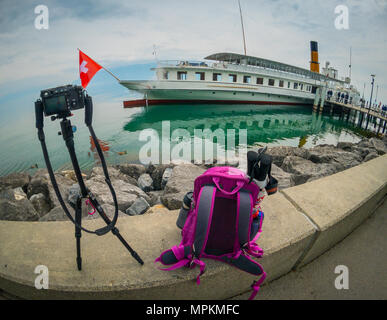 Fotografen, die Bilder von einem Schiff am Genfer See Stockfoto