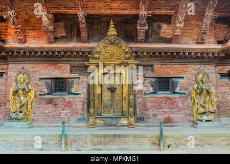 Ganga Fluss Göttin Statue auf beiden Seiten der goldenen Tür, Mul Chowk, Hanuman Dhoka Palast, Patan Durbar Square, Unesco Weltkulturerbe Stockfoto