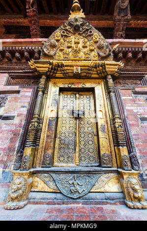 Goldene Tür, Mul Chowk, Hanuman Dhoka Palast, Patan Durbar Square, UNESCO-Weltkulturerbe, Kathmandu Tal, Kathmandu, Nepal, Asien Stockfoto