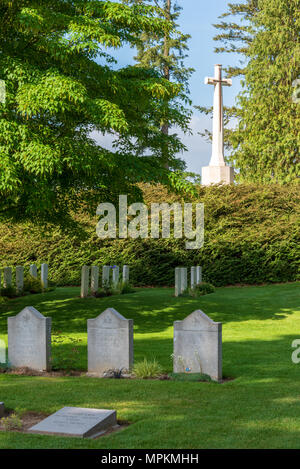 Deutsche Kriegsgräber mit britischen Kreuz von Opfern in St. Symphorien Soldatenfriedhof in der Nähe von Mons, Belgien Stockfoto