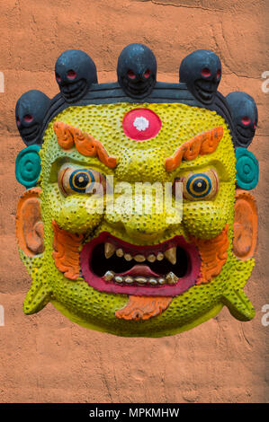 Traditionelle hinduistische Masken auf Verkauf in touristische ausgeht, swayambunath oder Monkey Tempel, Kathmandu, Nepal, Asien Stockfoto