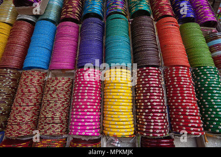 India, West Bengal, Kalkutta, Armreifen in ein Geschäft in der Bara Bazar entfernt. Stockfoto