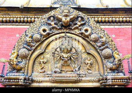 Sun Dhoka Golden Gate mit der Göttin Taleju Bhawani die zum Königlichen Palast, Durbar Square, UNESCO-Weltkulturerbe, Bhaktapur, Nepal Stockfoto