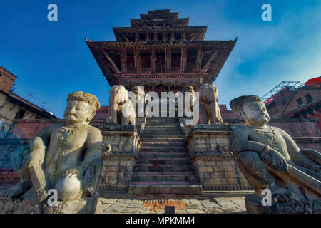 Nyatapola Siddhi Lakshmi Tempel oder Ngatapola Tempels durch die Rajput Ringkämpfer und Jayame Phattu, taumadhi Tole Square, UNESCO-Weltkulturerbe Sitzen bewacht Stockfoto