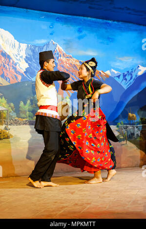 Traditionelle Tibetische Tanz durch eine folkloristische Gruppe, Kathmandu, Nepal durchgeführt Stockfoto