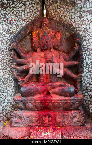 Hindu Trinity Statue, Trimurti, mit dem Leiter der Brahma, Vishnu und Shiva, Bagh Bairab Tempel, Kirtipur, Nepal Stockfoto