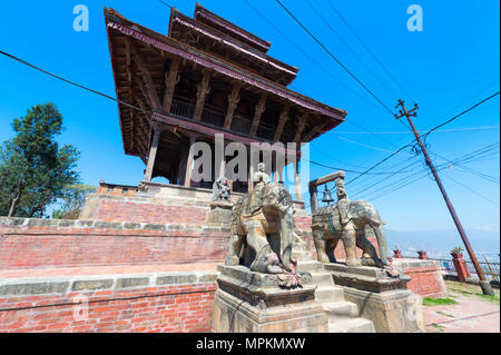 Ganesha Schrein, Uma Maheshwar Tempel von zwei steinernen Elefanten, Kirtipur, Nepal bewacht Stockfoto