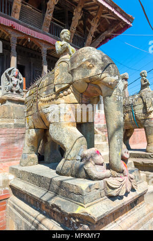 Ganesha Schrein, Uma Maheshwar Tempel von zwei steinernen Elefanten, Kirtipur, Nepal bewacht Stockfoto