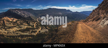 Malerischer Blick auf Calabasas Peak Trail schlängelt sich durch den Canyon mit Felsformationen an einem sonnigen Tag mit blauen Himmel und Wolken, Calabasas Peak S Stockfoto